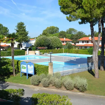Comfy Flat With Garden And Pool شقة *