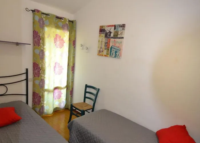 Apartment Comfy Flat With Garden And Pool