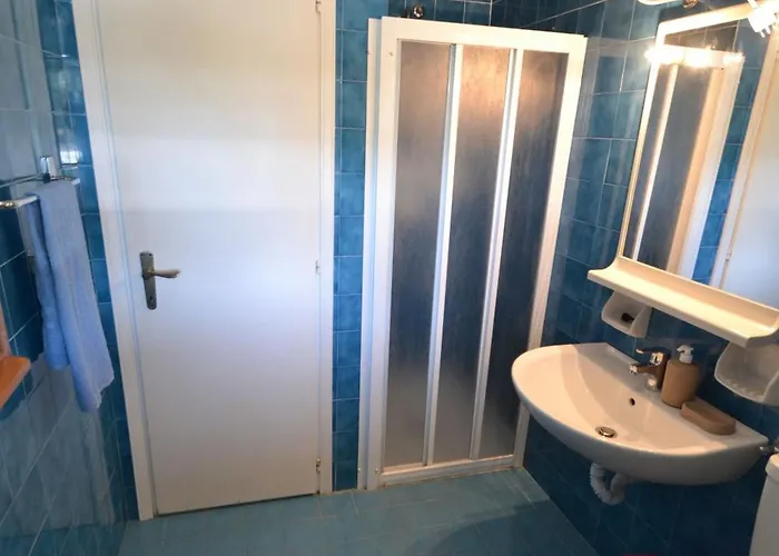 Apartment Comfy Flat With Garden And Pool